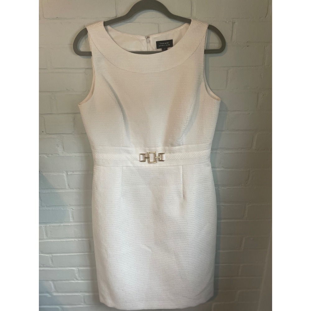 Tahari‎ Arthur S Levine White Textured Sheath Dress Gold Buckle Detail Size 8